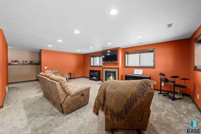 4912 E Tiger Lilly St Street, Sioux Falls, SD 57103