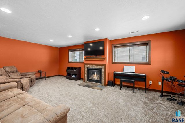 4912 E Tiger Lilly St Street, Sioux Falls, SD 57103