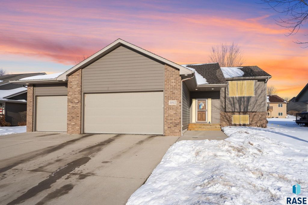 4912 E Tiger Lilly St Street, Sioux Falls, SD 57103