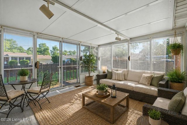 7003 Sunny Vale Way, Louisville, KY 40272