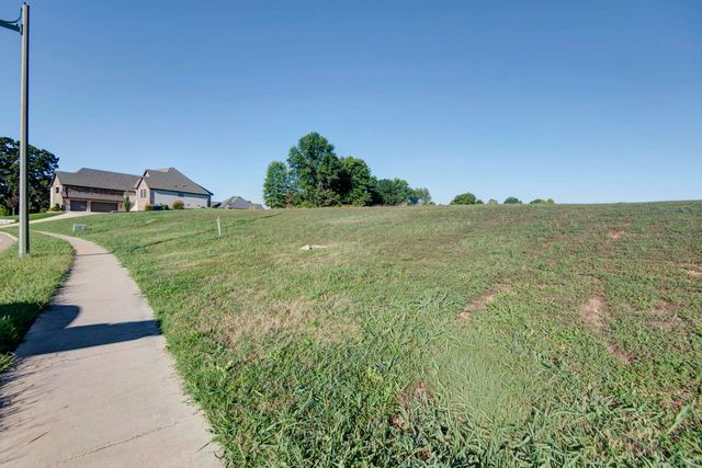 3239 W Bluffview Street, Springfield, MO 65810