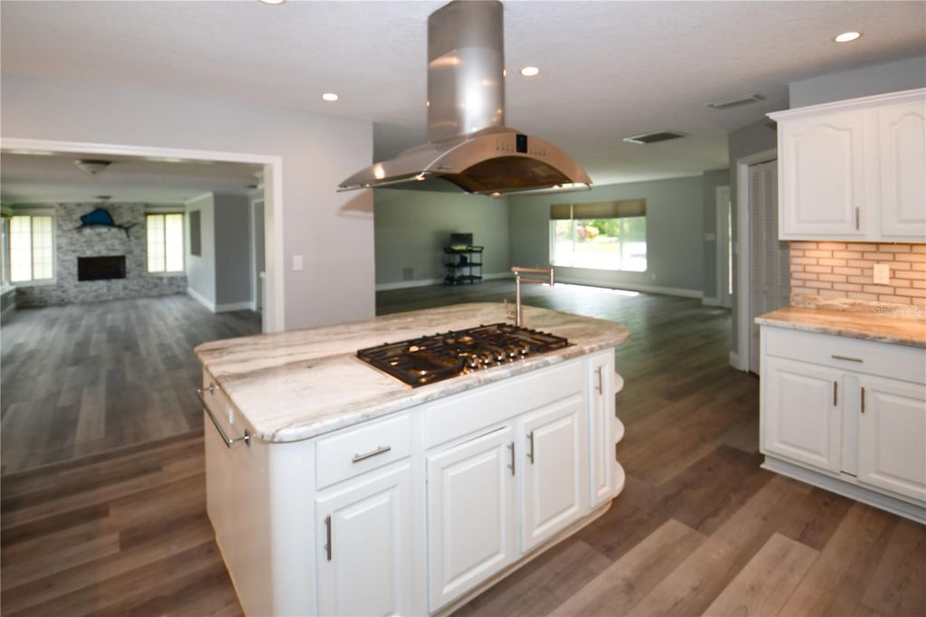 Image 11 of property listing at 6690 BURNING TREE DRIVE, Seminole, FL 33777