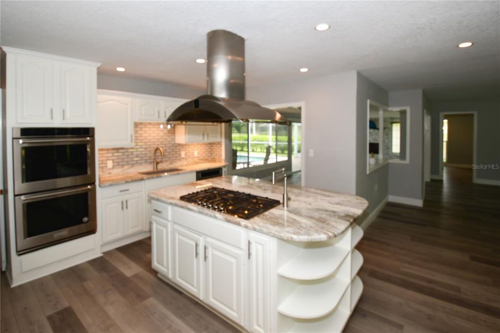 Image 12 of property listing at 6690 BURNING TREE DRIVE, Seminole, FL 33777