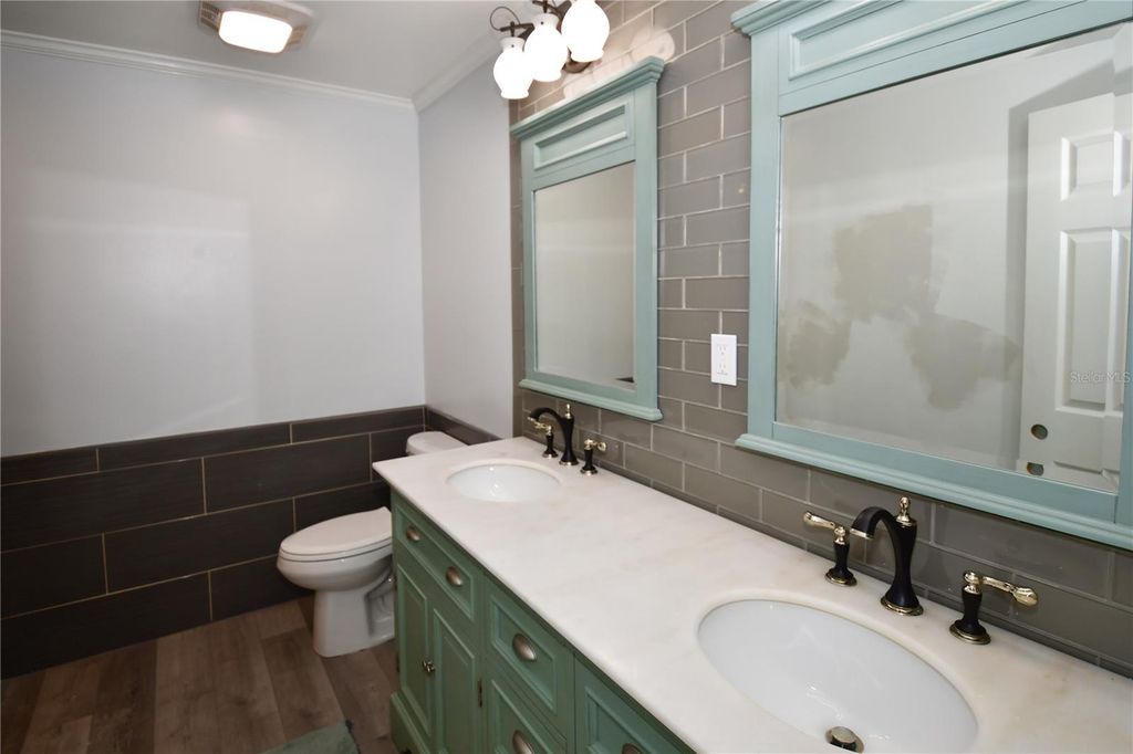 Image 25 of property listing at 6690 BURNING TREE DRIVE, Seminole, FL 33777