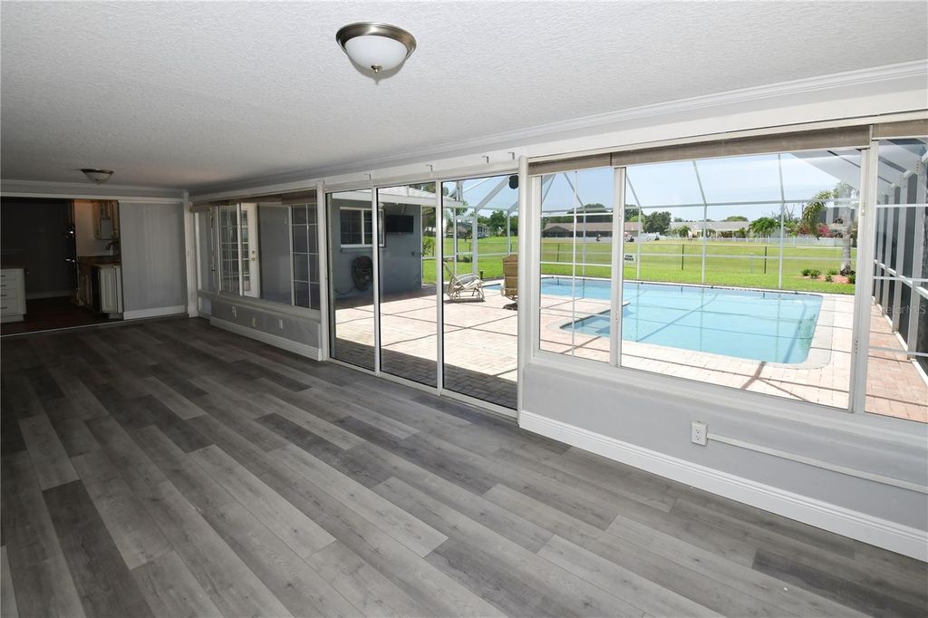 Image 33 of property listing at 6690 BURNING TREE DRIVE, Seminole, FL 33777