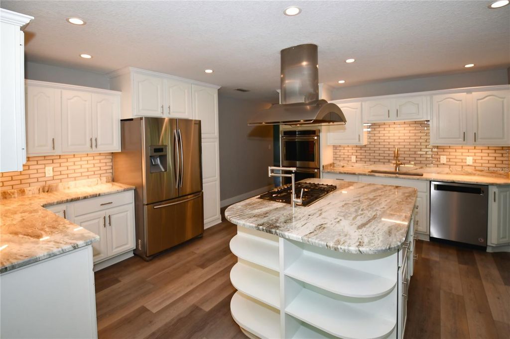 Image 9 of property listing at 6690 BURNING TREE DRIVE, Seminole, FL 33777