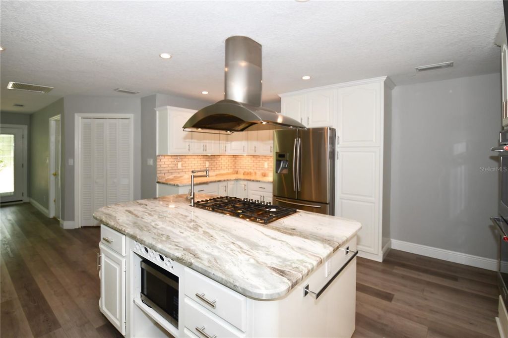 Image 10 of property listing at 6690 BURNING TREE DRIVE, Seminole, FL 33777