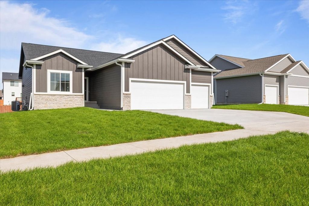 3231 NW 27th Circle, Ankeny, IA 50023