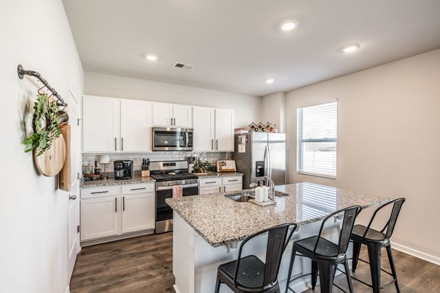 7039 Sunny Parks Dr, White House, TN 37188