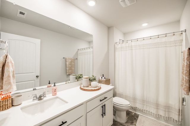 7039 Sunny Parks Dr, White House, TN 37188