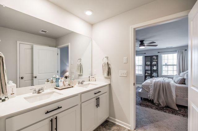 7039 Sunny Parks Dr, White House, TN 37188