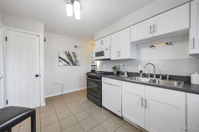 8647 Belcrest Lane, St John, MO 63114