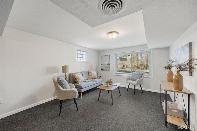 8647 Belcrest Lane, St John, MO 63114