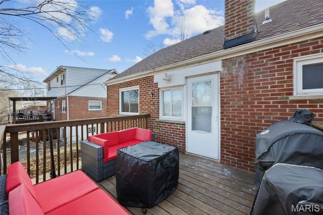 8647 Belcrest Lane, St John, MO 63114