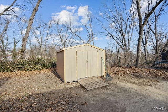 8647 Belcrest Lane, St John, MO 63114