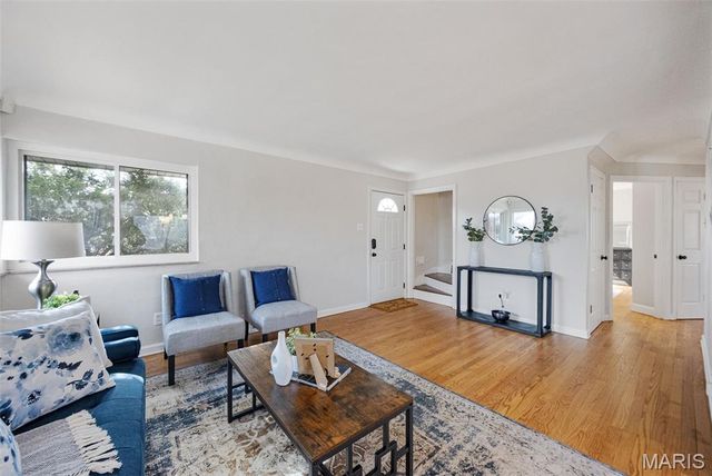 8647 Belcrest Lane, St John, MO 63114