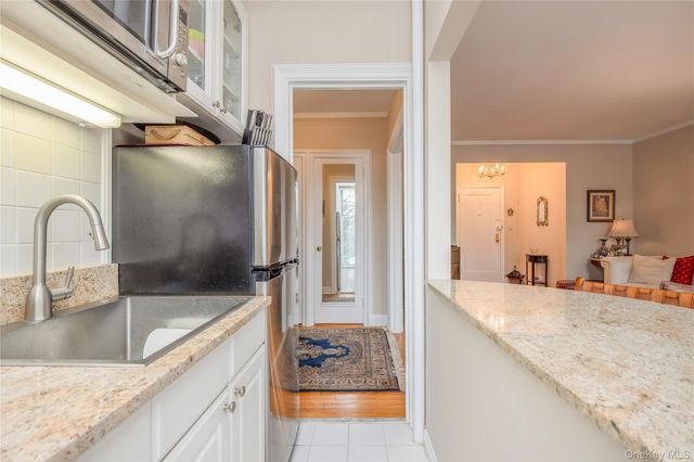 5 Midland Gardens 2K, Bronxville, NY 10708