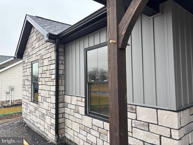 194 MEADOWCREEK DR N, Chambersburg, PA 17202