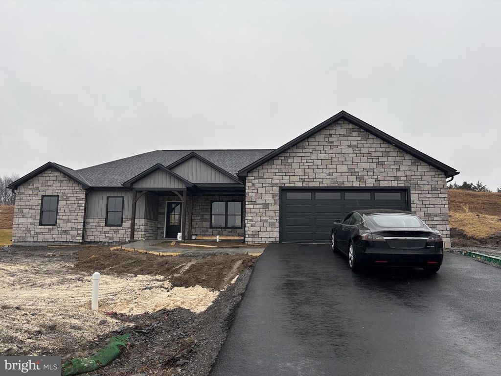 194 MEADOWCREEK DR N, Chambersburg, PA 17202