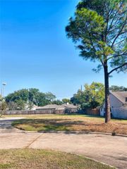 9814 Kindletree Circle, Houston, TX 77040