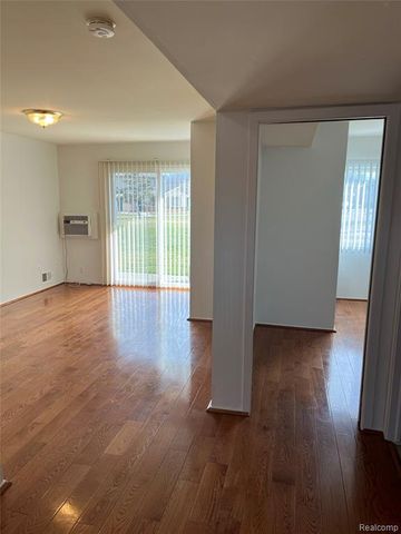 31851 Nardelli Lane, Roseville, MI 48066