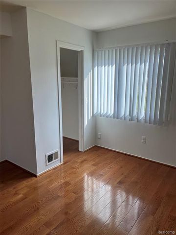 31851 Nardelli Lane, Roseville, MI 48066