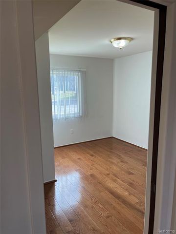 31851 Nardelli Lane, Roseville, MI 48066