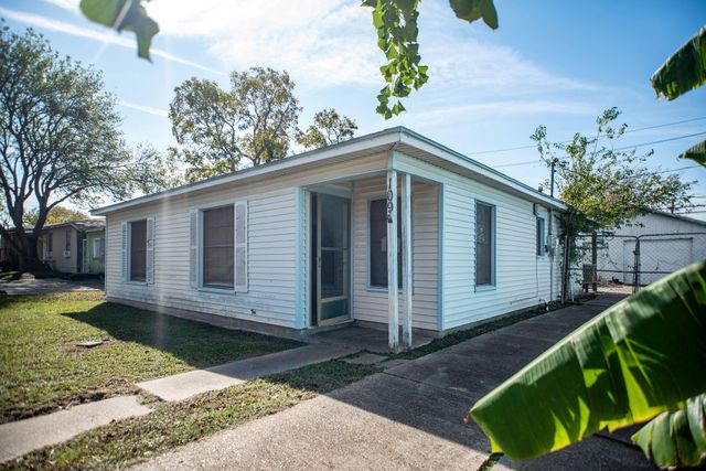 109 Tommy Drive, Port Lavaca, TX 77979