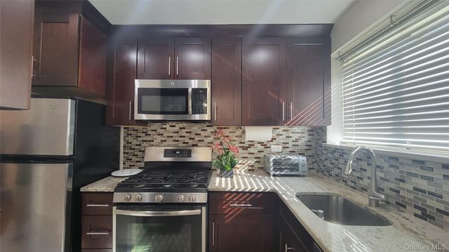 65-30 Grand Central Parkway 1, Forest Hills, NY 11375