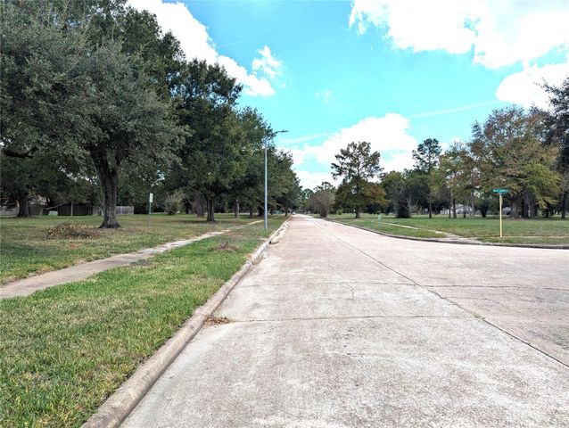 7154 Woodland West Drive, Houston, TX 77040