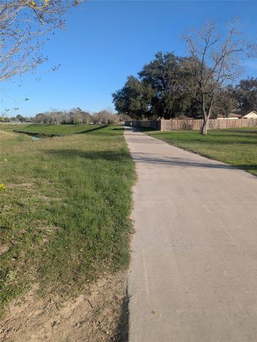 7154 Woodland West Drive, Houston, TX 77040