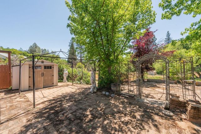 31 Rocky Road, Weaverville, CA 96093