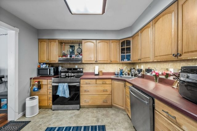 69 Farm Rd, Hillsborough Twp., NJ 08844