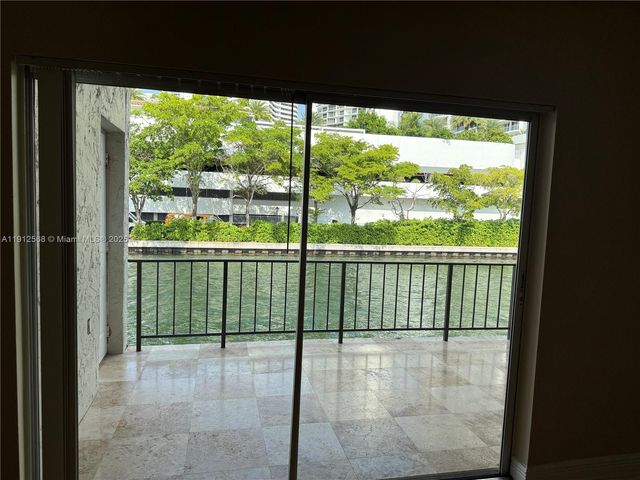 3745 NE 171st St 40, North Miami Beach, FL 33160