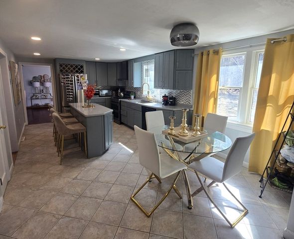 20 Farm Pond Rd, Dracut, MA 01826