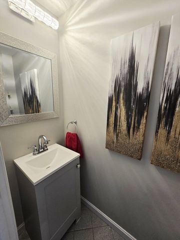 20 Farm Pond Rd, Dracut, MA 01826