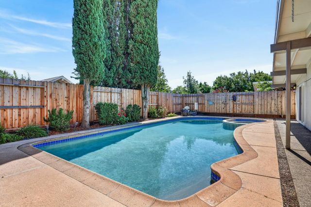 4952 Clear Cir, Carmichael, CA 95608