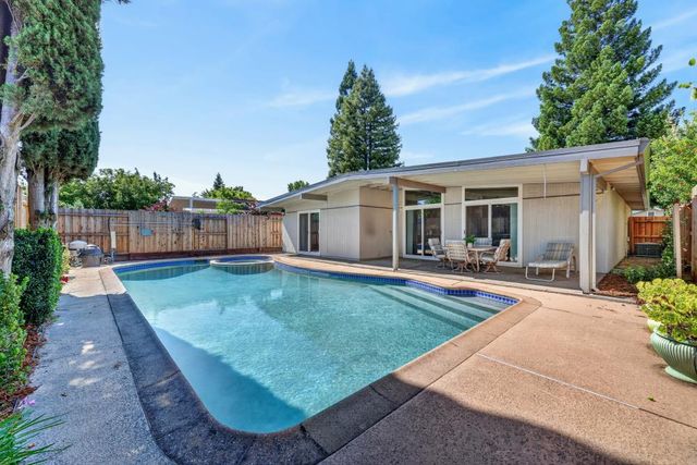 4952 Clear Cir, Carmichael, CA 95608