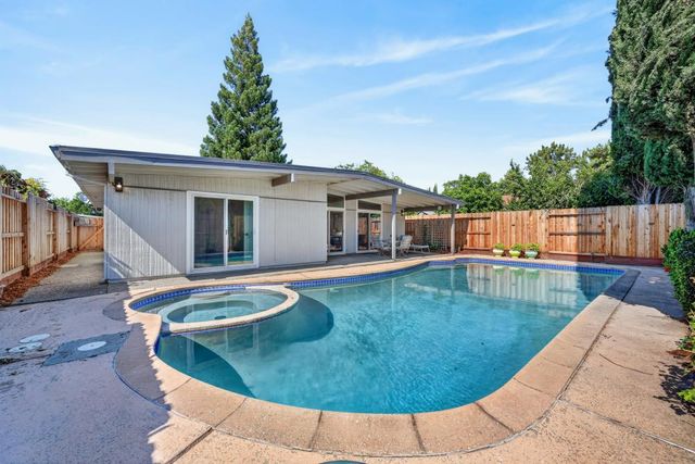 4952 Clear Cir, Carmichael, CA 95608