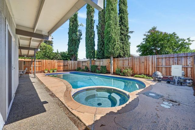 4952 Clear Cir, Carmichael, CA 95608