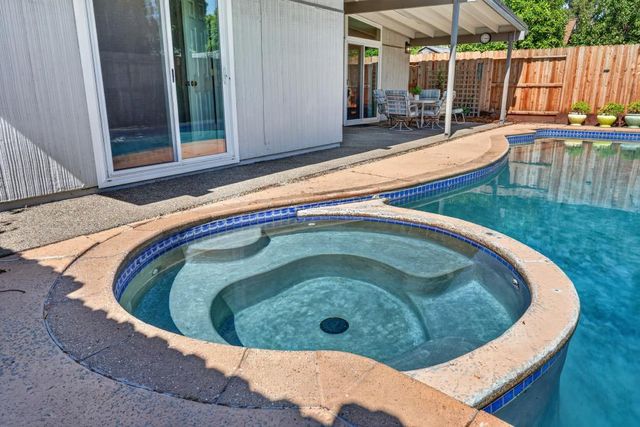 4952 Clear Cir, Carmichael, CA 95608