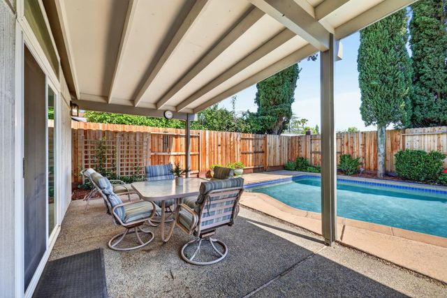 4952 Clear Cir, Carmichael, CA 95608