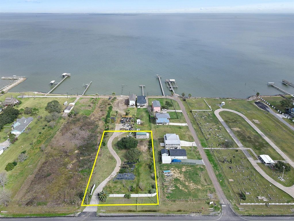 2222 E Bayshore Drive, San Leon, TX 77539