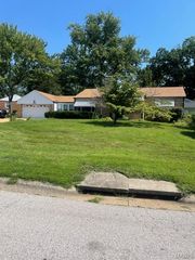 253 Turf, St Louis, MO 63119