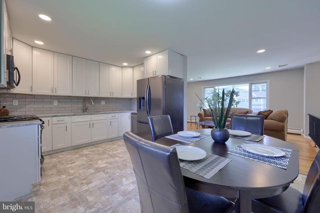 8 HEATHGLEN RD, Middletown, PA 17057
