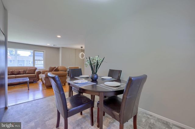 8 HEATHGLEN RD, Middletown, PA 17057