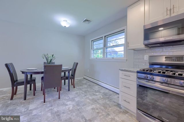 8 HEATHGLEN RD, Middletown, PA 17057