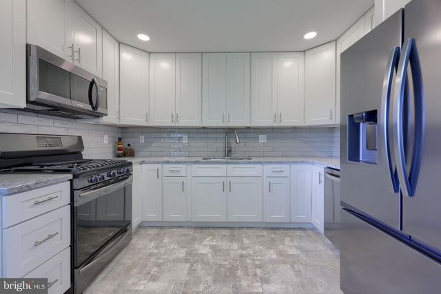 8 HEATHGLEN RD, Middletown, PA 17057