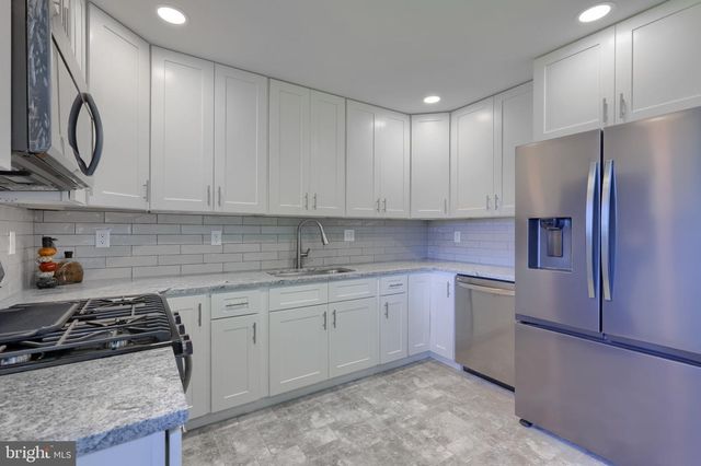 8 HEATHGLEN RD, Middletown, PA 17057