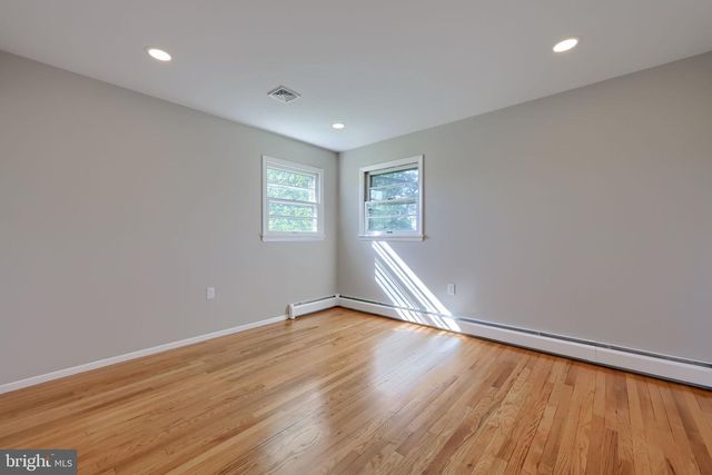 8 HEATHGLEN RD, Middletown, PA 17057